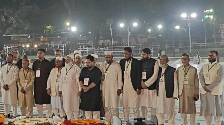 প্রথমবার শহীদ মিনারে ফুল দিল জামায়াত, শহীদ বেদিতে দাঁড়িয়ে দো