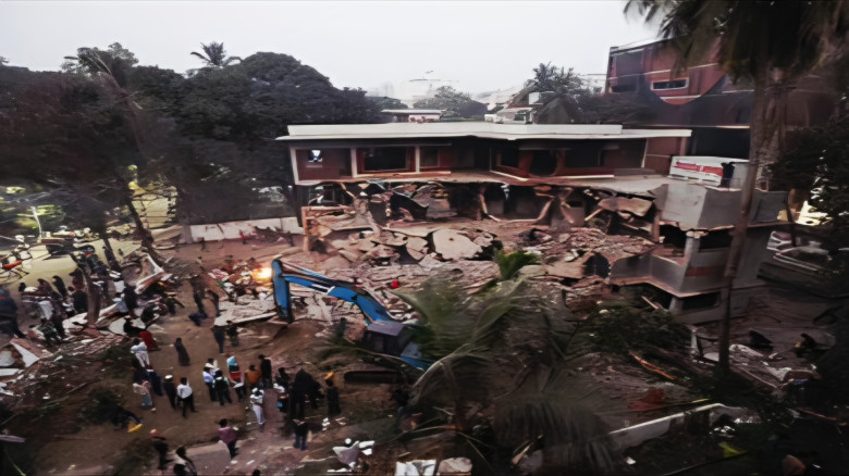 ধানমন্ডি ৩২ নম্বরে ফুল দিতে গিয়ে ৪ জন গ্রেপ্তার, সন্ত্রাসবিরোধী আইনে মামলা