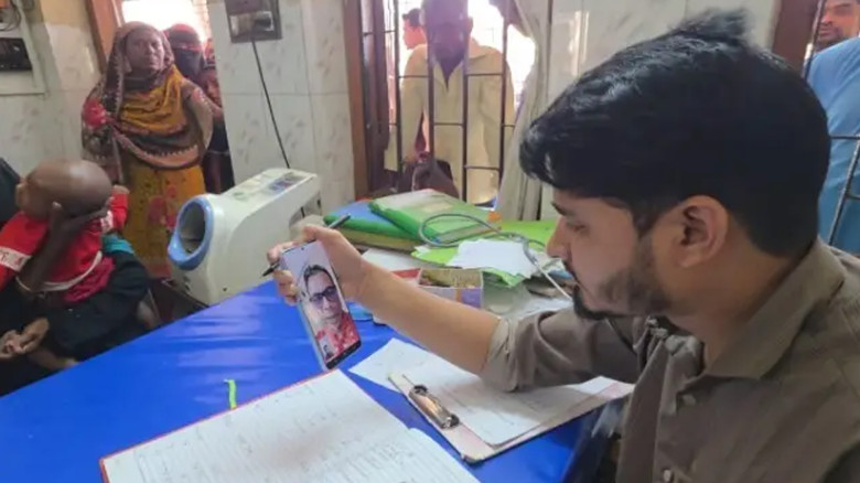 হঠাৎ ভিডিও কলে হাসপাতাল পরিদর্শন স্বাস্থ্য প্রতিমন্ত্রীর!