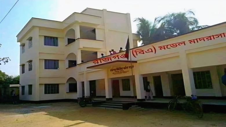 অভিযোগ উঠলেও দায় এড়ানোর চেষ্টা: ভুল প্রশ্নে পরীক্ষা নিলো কেন্দ্র কর্তৃপক্ষ